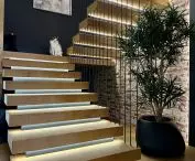 Wnętrze domu od KOiKO Design z prywatną plażą i wodospadem
