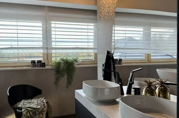 Wnętrze domu od KOiKO Design z prywatną plażą i wodospadem