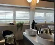 Wnętrze domu od KOiKO Design z prywatną plażą i wodospadem