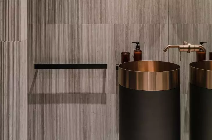 The fittings are made of steel in warm brass color