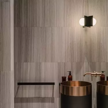 The fittings are made of steel in warm brass color