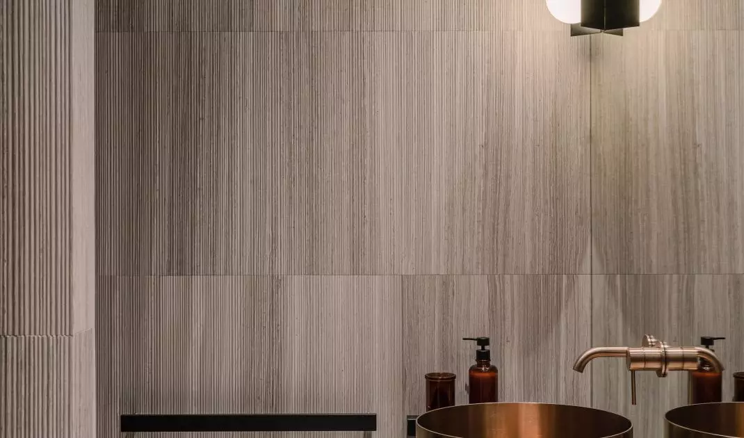 The fittings are made of steel in warm brass color