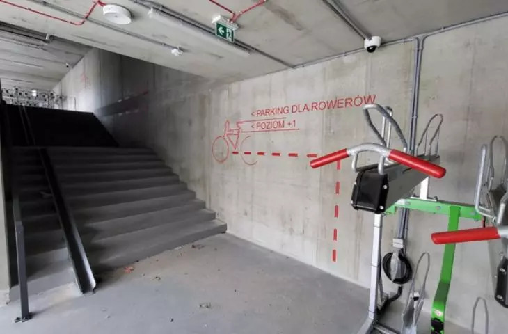 wnętrze parkingu rowerowego we Wrzeszczu
