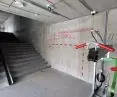 wnętrze parkingu rowerowego we Wrzeszczu