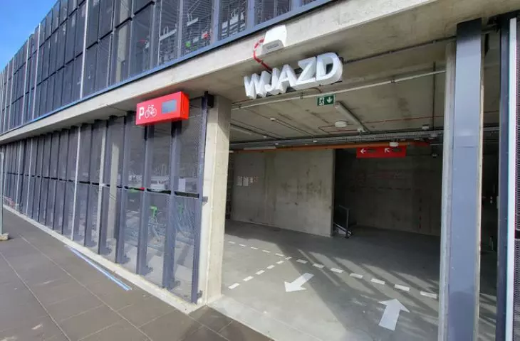parking mieści się w sąsiedztwie dworca we Wrzeszczu