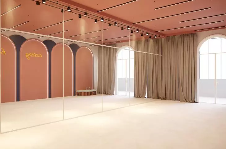 Sala do tańca na obcasach utrzymana jest w różowych kolorach 