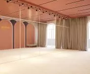 Sala do tańca na obcasach utrzymana jest w różowych kolorach 