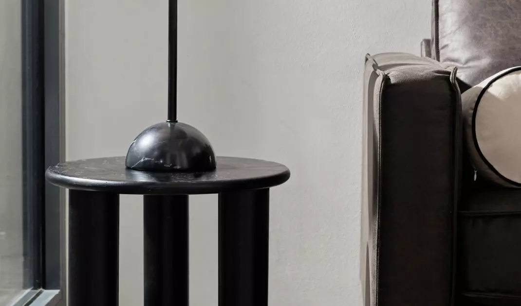 Proste lampy to kluczowy element aranżacji w stylu Sleek Industrial