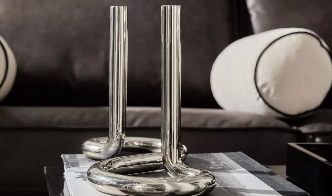 Metalowe dodatki są kluczowym elementem aranżacji w stylu Sleek Industrial