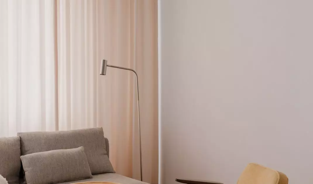 Architektki zastosowały kolorystyczne odcięcie, aby optycznie obniżyć przestrzeń