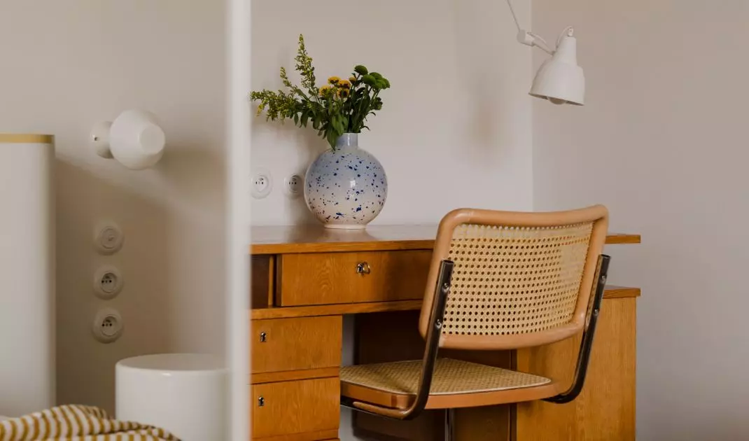 We wnętrzu znajdziemy meble vintage po renowacji