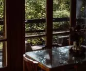 Domek na palach, widok na taras