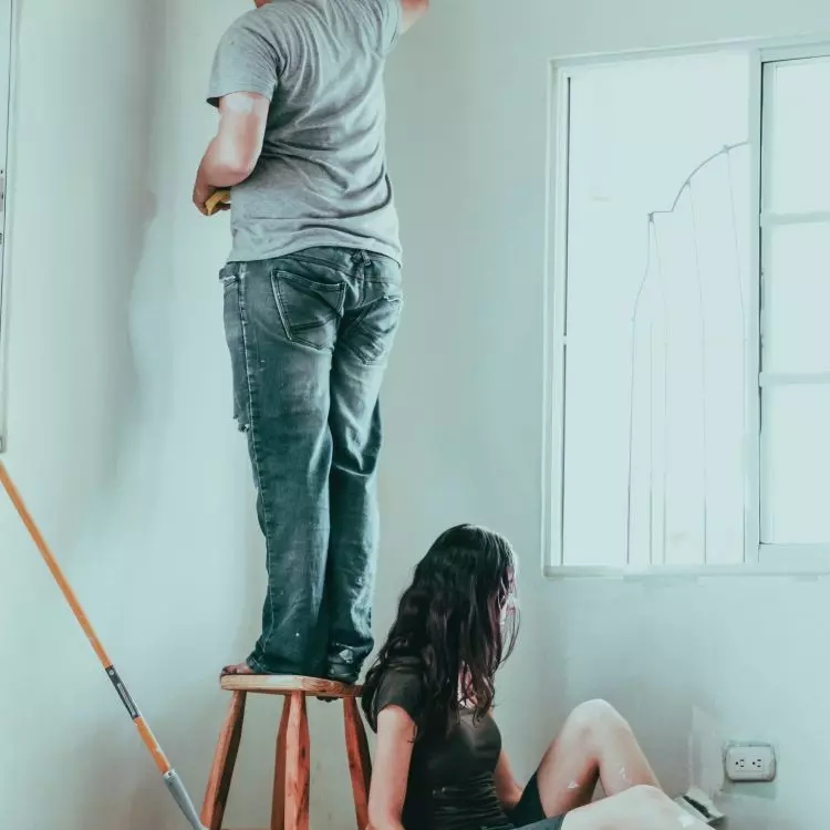 If you want to refresh the color of the walls in your house or apartment, you can do it in the winter without any worries