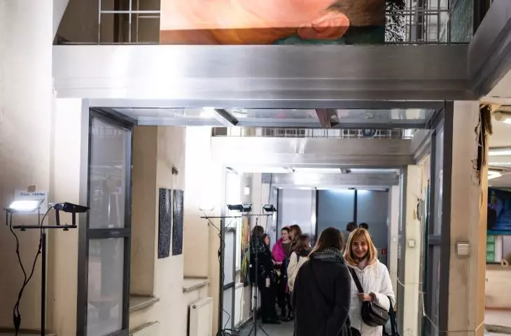 Obrazy były wyeksponowane w nietypowy sposób. Na zdjęciu praca Sylwii Cieniawy