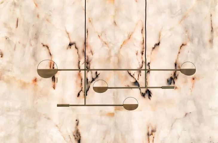 The main decoration of the kitchen is illuminated onyx