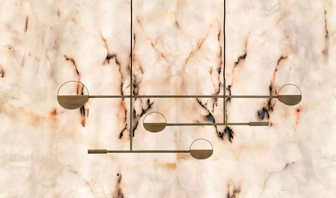 The main decoration of the kitchen is illuminated onyx