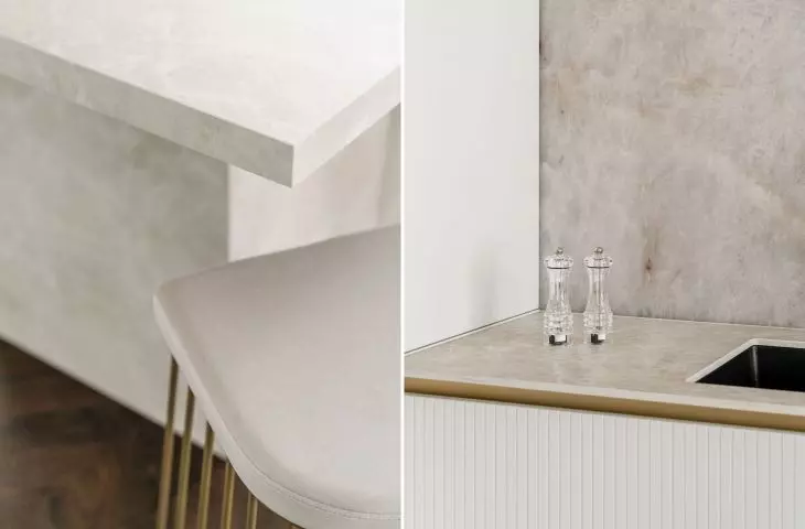 The motif of vertical lines is repeated in the arrangement