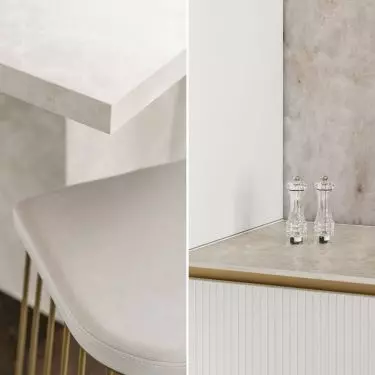 The motif of vertical lines is repeated in the arrangement