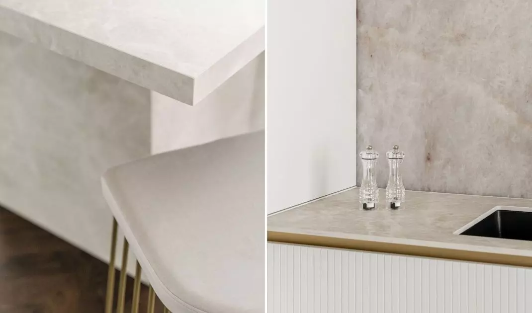 The motif of vertical lines is repeated in the arrangement