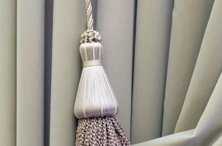 You can fasten the curtains with crinkle tape, hooks, rings, fabric tunnel, buckles, frogs or suspenders