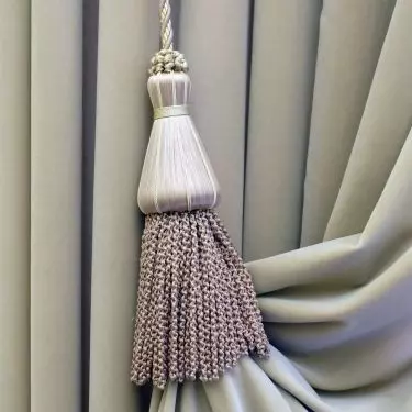 You can fasten the curtains with crinkle tape, hooks, rings, fabric tunnel, buckles, frogs or suspenders