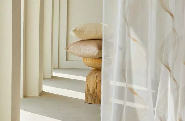 The choice of curtains depends on individual tastes and the decor of the room