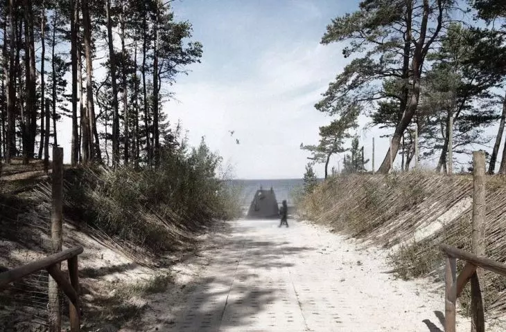 Zejście na plaże i widok na pawilon