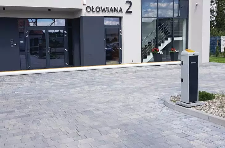 Barriers, retractable automatic posts, gate automation