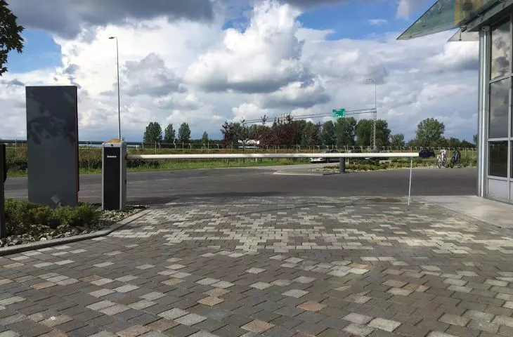 Barriers, retractable automatic posts, gate automation