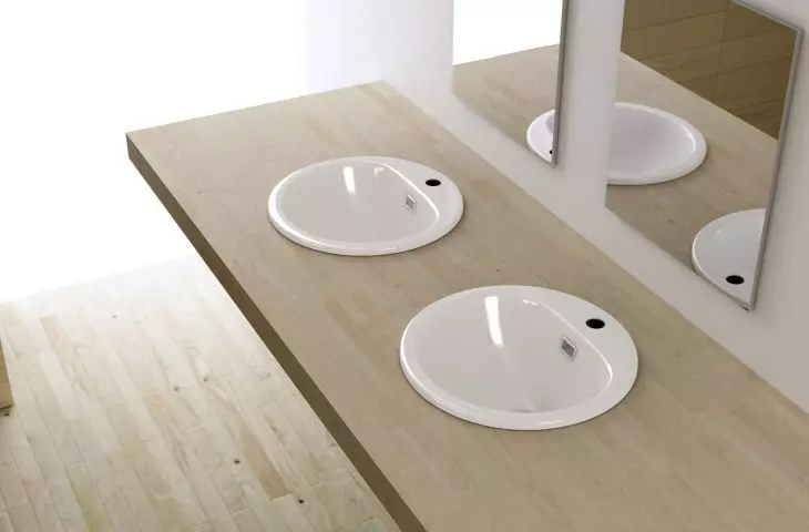 Original bathtubs, shower trays and enamel sinks