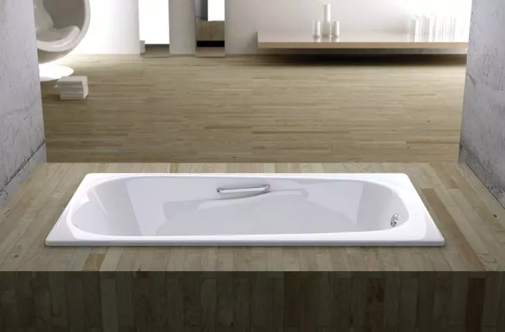 Original bathtubs, shower trays and enamel sinks