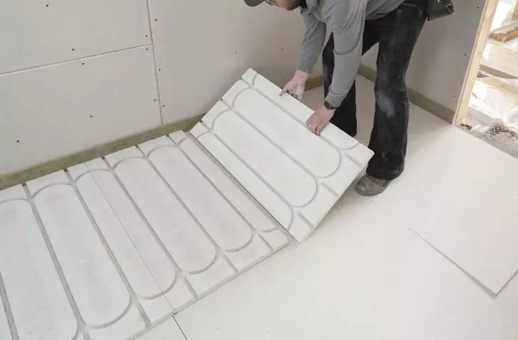 Laying fermacell® Therm 25™ underfloor heating elements