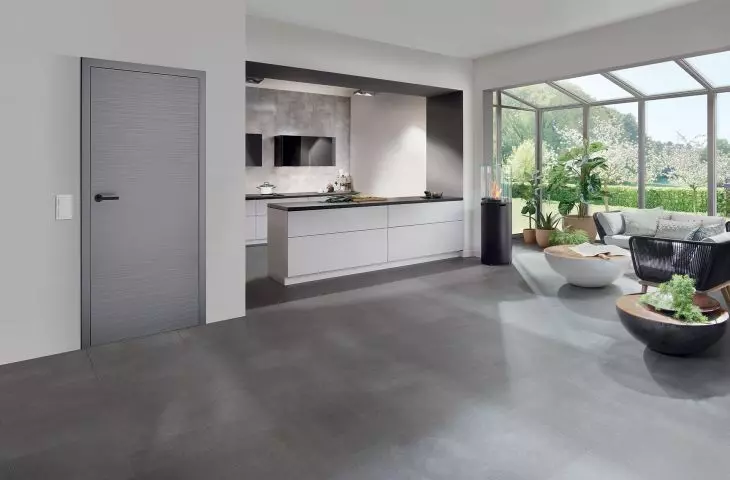 ProLine flushless wooden door, surface in slate texture, color RAL 7037, handle Linea black.edition