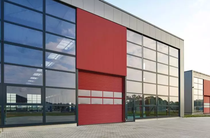 Brama SPU 67 Thermo z aluminiową ramą przeszklenia