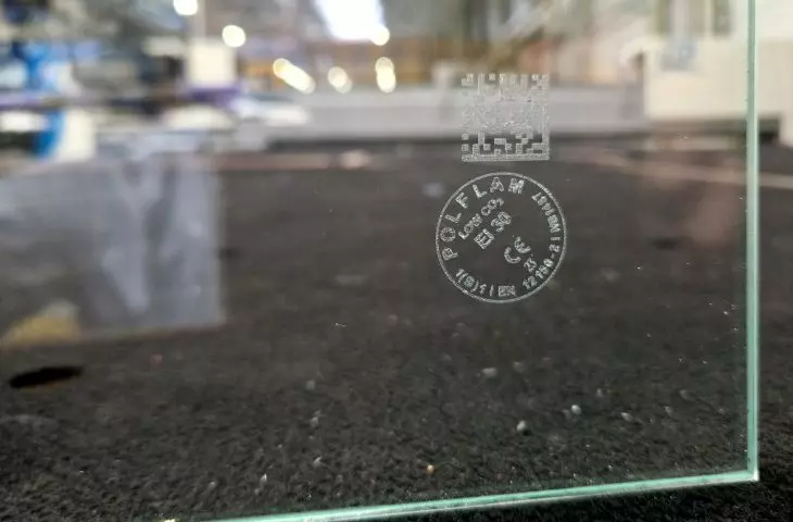 Szkło POLFLAM GAIA można rozpoznać po adnotacji „LOW CO2” umieszczonej w znaku produktu.