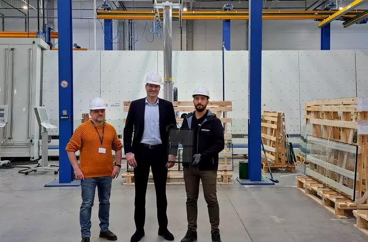 Rozpoczęcie produkcji szkła POLFLAM GAIA. (Od lewej: Dawid Kuczkowski – Dyrektor ds. logistyki i zakupów; Roman Abrahams – Dyrektor Handlowy; Marek Przywózki – Kierownik ds. procesów i inżynierii)