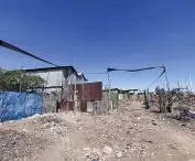 widok na rzekę i instalację Shabu Mwangi