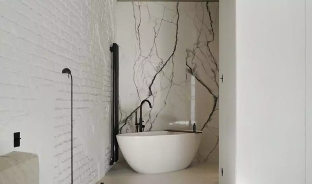 Freestanding bathtub turns bedroom into bath salon
