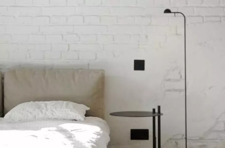 Throughout the apartment you will find black lamps