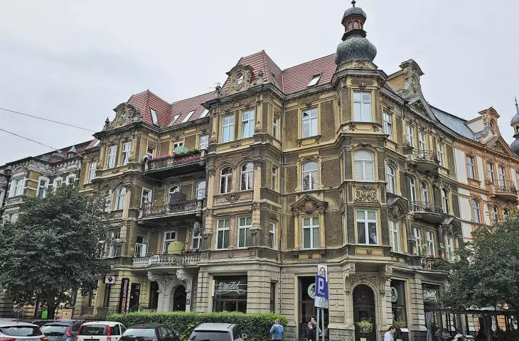 Fortunately, further away from the harbor, the original architecture has been preserved and there is a lot of it, and the Szczecin star traffic circles that organize this part of the city are really impressive