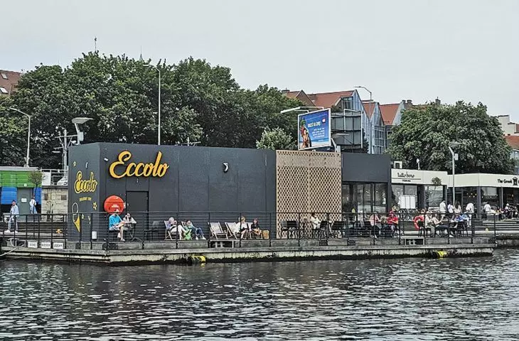 życie toczy się nad wodą — wykluwa się tu największy w Polsce waterfront i klasa średnia wyposażona standardowo w jachty