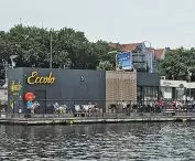 życie toczy się nad wodą — wykluwa się tu największy w Polsce waterfront i klasa średnia wyposażona standardowo w jachty
