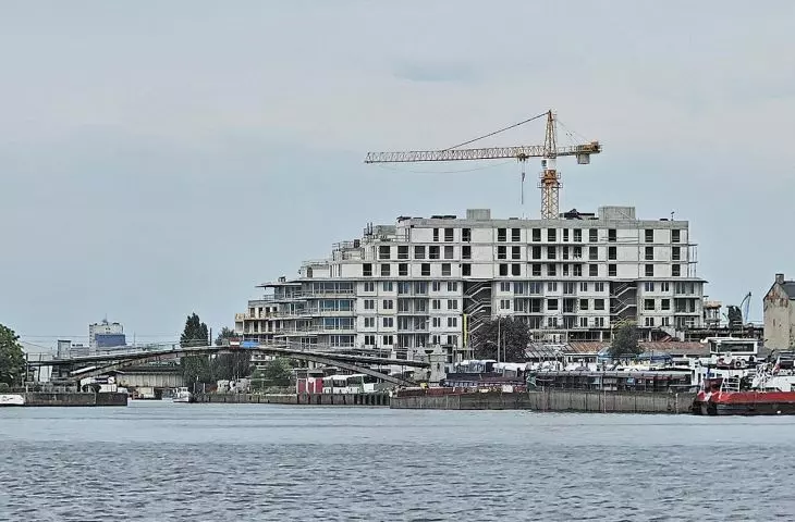 życie toczy się nad wodą — wykluwa się tu największy w Polsce waterfront i klasa średnia wyposażona standardowo w jachty