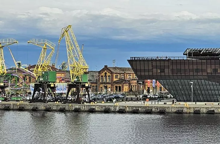 nowe oblicze miasta (widok z Wałów Chrobrego) — wyspa Łasztownia z Dźwigozaurami i Morskim Centrum Nauki