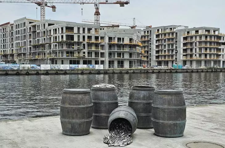 z przodu historia, z tyłu — przyszłość; handel śledziem był jednym z czynników kształtujących dawną potęgę Szczecina; nowa rodzi się na naszych oczach… mieszkałbym