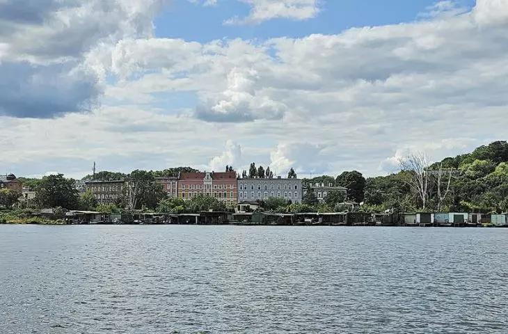 delta Odry jak Luizjana — te malutkie pudełka to blaszane garaże nad samą wodą, bardzo zróżnicowane są tu zakamary