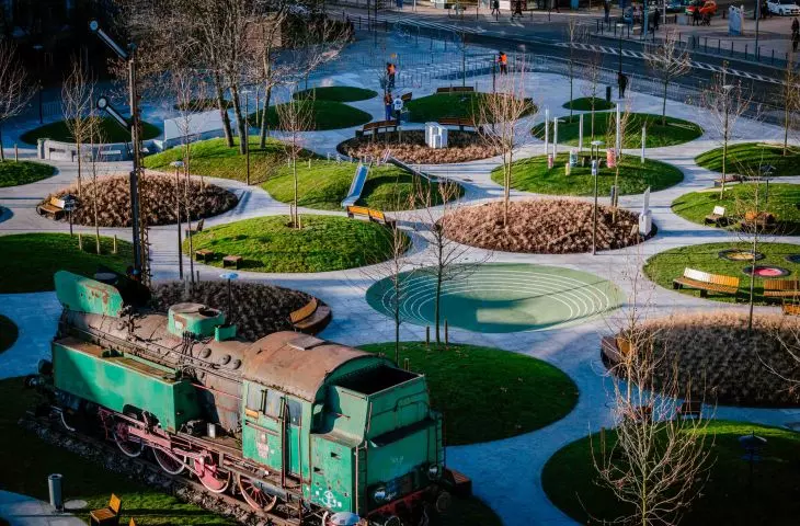 zrealizowany po kilku latach projekt ma stać się wizytówką miasta, choć oswajanie się z nową przestrzenią przez mieszkańców dopiero się zaczyna — a to proces bardzo często wieloletni. 