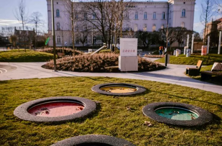plac oferuje również miejsca rekreacyjne