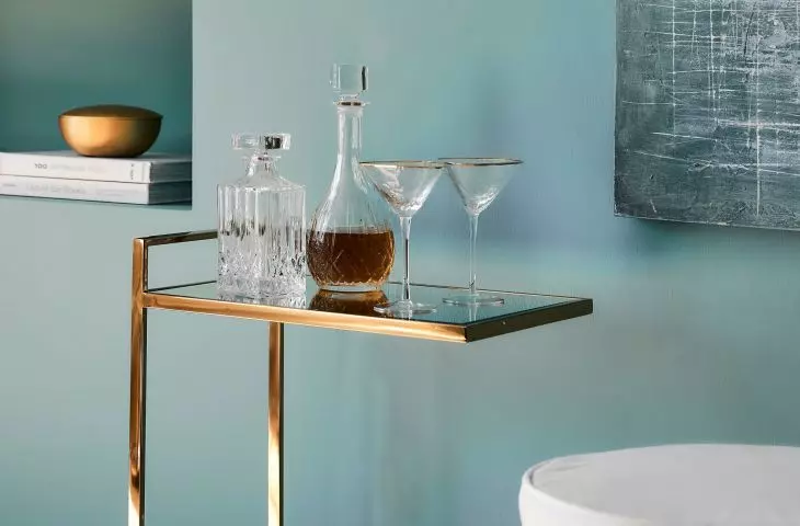 Barek z kryształową karafką będzie elegancką dekoracją wnętrza