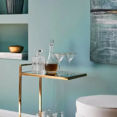 Barek z kryształową karafką będzie elegancką dekoracją wnętrza